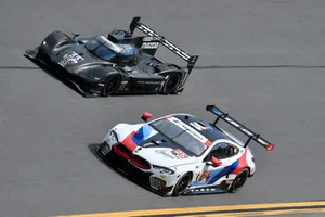 Mazda 'vuela' bajo, Alonso es segundo en la tercera sesión