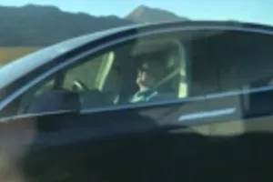 Durmiendo al volante de su Tesla mientras circulaba con AutoPilot