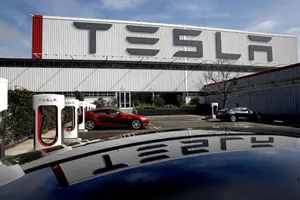 Tesla anuncia miles de despidos y menores beneficios en el 4º trimestre
