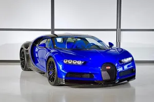 El primer y llamativo Bugatti Chiron Sport sale de la factoría