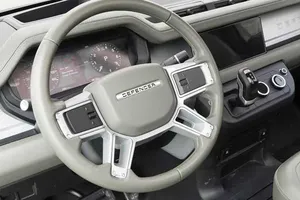Se filtra el interior del nuevo Land Rover Defender, ahora más tecnológico