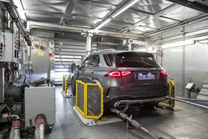 La reducción de emisiones de Mercedes pasa por una electrificación a tres niveles