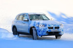El nuevo BMW iX3 eléctrico cazado durante sus pruebas de invierno