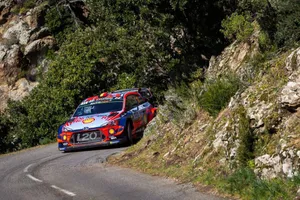 Drama final de Elfyn Evans en Córcega, triunfo de Neuville