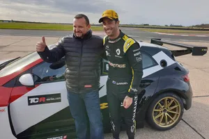 Ricciardo prueba el Renault Megane RS TCR en Bedford