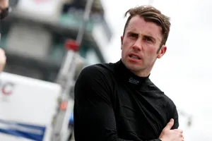 James Davison vuelve con Coyne en otro acuerdo a cuatro bandas