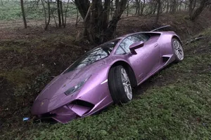 Un Lamborghini Huracán Performante aparece abandonado en una zanja