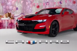 Chevrolet envía una burlona felicitación al Ford Mustang por su aniversario