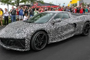 Chevrolet muestra en público el Corvette C8 y su nuevo emblema