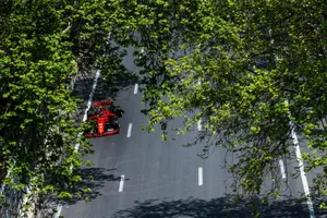 Leclerc domina la caótica segunda sesión de libres en Bakú
