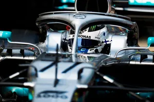 Bottas da un golpe en la mesa antes de la clasificación