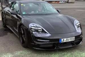 El Porsche Taycan ya sale a la calle con sus ópticas definitivas