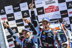 Thierry Neuville se aúpa al liderato del WRC en Córcega