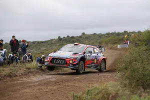 El trompo de Tänak deja a Neuville de líder en Argentina