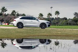 Desafíos Audi Q8: vídeo, alucina con dos Q8 frente a frente en una carrera ¡a la inversa!