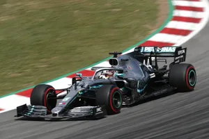Hamilton deja a los Ferrari a un mundo de distancia antes de la clasificación