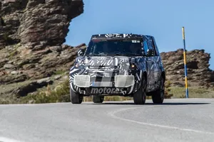 Nuevas fotos espía del moderno Land Rover Defender 110 revelan un techo de lona retráctil