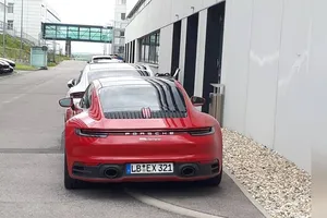 El Porsche 911 Carrera Coupé base avistado totalmente desnudo