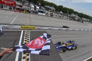 Alexander Rossi da un clínic en Road America y gana por medio minuto