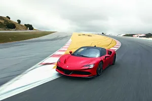 El funcionamiento del esquema híbrido del Ferrari SF90 Stradale en vídeo