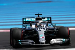 Hamilton arrasa con la pole, Vettel se hunde y McLaren da la sorpresa