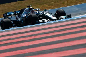 Hamilton gana sin problemas por delante de Bottas y Leclerc