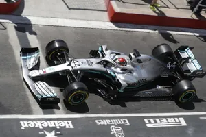 Mercedes desvela la causa de la fuga hidráulica en el W10 de Hamilton