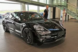 El nuevo Porsche Taycan ya es expuesto en los concesionarios chinos