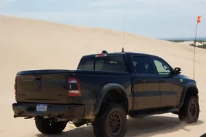 El futuro RAM Rebel TRX Hellcat se enfrenta a las dunas [vídeo]