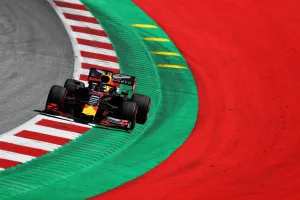 Verstappen culpa al viento de su accidente en los Libres 2