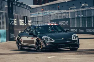 El Porsche Taycan rueda en la Formula E completando sus pruebas en circuito