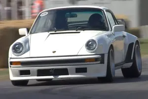 El primer Porsche 911 TAG Turbo con motor de F1 rodó en Goodwood [vídeo]