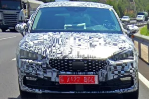 El frontal del nuevo SEAT León 2020 sigue perdiendo camuflaje