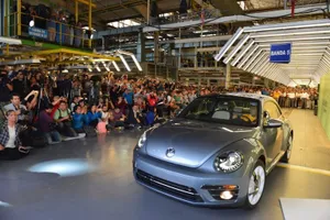 Volkswagen ensambla la última unidad del Beetle en México