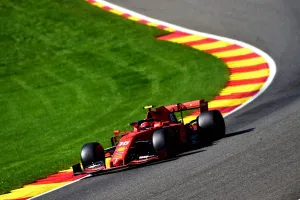 Hamilton sufre un fuerte accidente en unos terceros libres dominados por Leclerc