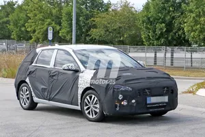 Hyundai i30 híbrido enchufable, ¡primeras fotos espía del compacto electrificado!