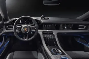 Así es el interior del Porsche Taycan: minimalista, digital y elegante