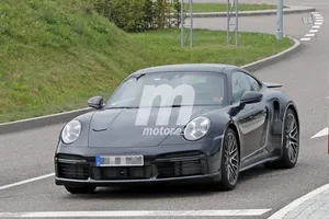 Se acerca el debut mundial del nuevo Porsche 911 Turbo (992), que pierde camuflaje