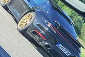 El nuevo Porsche 911 Turbo ya rueda prácticamente desnudo