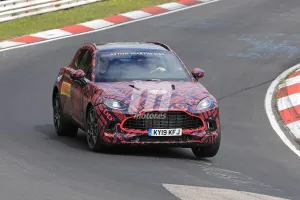 Las unidades de preproducción del Aston Martin DBX se enfrentan a Nürburgring