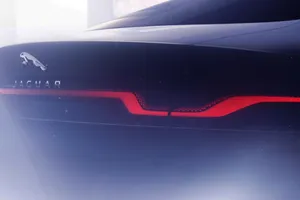 Un teaser del futuro Jaguar XJ se cuela en la presentación del Defender