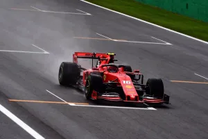 Lluvia, accidentes, tres banderas rojas y Leclerc al frente