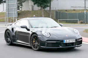 El Porsche 911 Turbo S (992) se deja ver casi desnudo en Nürburgring