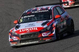 Michelisz devuelve el golpe y gana la segunda manga del WTCR en Suzuka