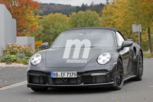 Nuevas fotos espía muestran al Porsche 911 992 Turbo Cabrio prácticamente destapado