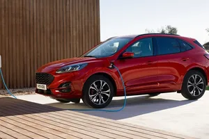 El Ford Kuga PHEV ya tiene precios en España: un nuevo SUV híbrido enchufable