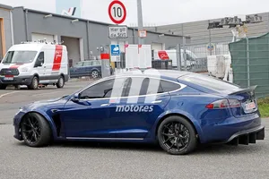 Los nuevos y polémicos prototipos del Tesla Model S 'Plaid' en acción [vídeo]