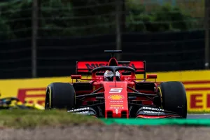 Vettel niega que ganase ventaja con su salida en falso y la FIA le apoya