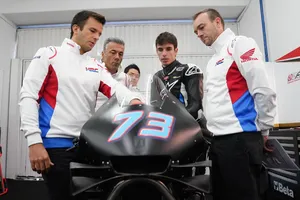 Álex Márquez debuta en Honda con caída y el aval de Alberto Puig