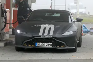 La nueva generación del Aston Martin Vantage Roadster 2020 vuelve a dejarse ver